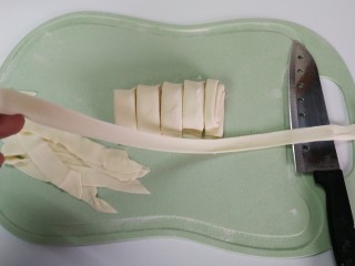 10、一人食手擀宽面,展开后，用手轻轻拉一下，就一下，别用力扯断咯～