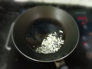 14、一人食手擀宽面,起油锅，爆香大蒜末