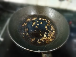 16、一人食手擀宽面,加入生抽煮开即可