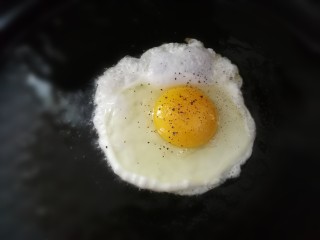 17、一人食手擀宽面,煎一颗太阳蛋，撒上少许盐和黑胡椒
