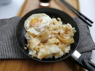 18、一人食手擀宽面,淋入料汁，拌上面条，放上煎蛋，开吃！