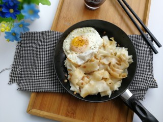 19、一人食手擀宽面,酱料按自己喜欢的来做哦，我做的是我平时喜欢吃的版本！