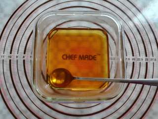 4、蜜豆钵仔糕,把糖浆结晶体充分搅拌，融化备用