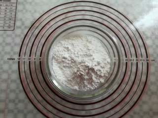 6、蜜豆钵仔糕,准备一个干净的碗，放入150克的水晶糕粉