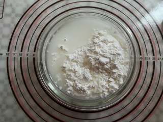 7、蜜豆钵仔糕,水晶糕粉里倒入280克水混合均匀