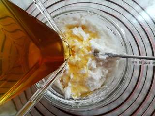 8、蜜豆钵仔糕,再把融化好的糖水倒入到水晶糕粉里继续混合均匀