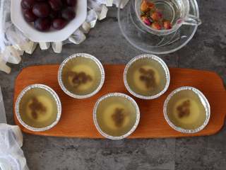 12、蜜豆钵仔糕,模具取出放凉，用牙签延边缘划一圈就可以脱模了