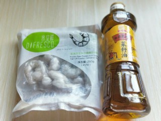 1、#春节家宴#色彩斑斓的清炒虾仁,准备食材。