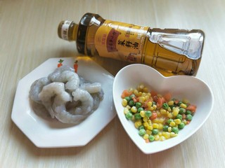 2、#春节家宴#色彩斑斓的清炒虾仁,虾仁从包装袋中取出，解冻。