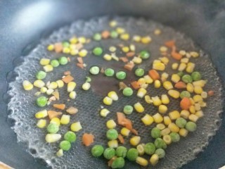 3、#春节家宴#色彩斑斓的清炒虾仁,彩蔬丁焯水，断生即可。