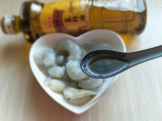 4、#春节家宴#色彩斑斓的清炒虾仁,虾仁中加入少许生抽。