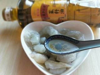 5、#春节家宴#色彩斑斓的清炒虾仁,加入料酒。