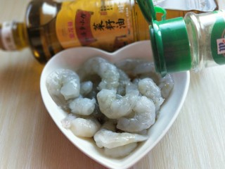 6、#春节家宴#色彩斑斓的清炒虾仁,加入胡椒粉。