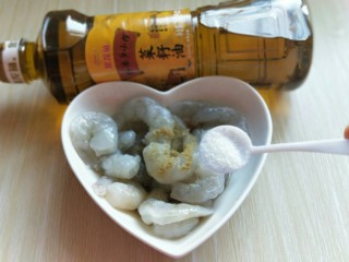 7、#春节家宴#色彩斑斓的清炒虾仁,加入盐，腌制15分钟。