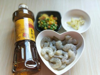 8、#春节家宴#色彩斑斓的清炒虾仁,准备工作完成，姜蒜去皮切碎。