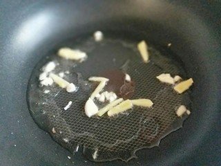 9、#春节家宴#色彩斑斓的清炒虾仁,起油锅，加入切好的姜蒜煸炒。