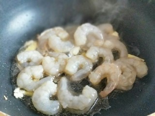 10、#春节家宴#色彩斑斓的清炒虾仁,加入腌制好的虾仁煸炒。