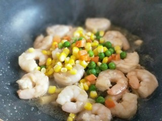 11、#春节家宴#色彩斑斓的清炒虾仁,炒至变色加入焯水的彩蔬丁快速翻炒至均匀即可出锅。