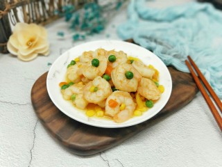 12、#春节家宴#色彩斑斓的清炒虾仁,盛出，装盘，特别鲜美。