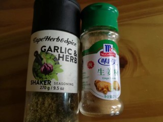 13、吃出好身材，三文鱼沙拉晚餐,胡椒大蒜粉、生姜粉有去湿散寒燃烧脂肪功效，有利于瘦身