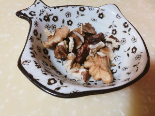 16、吃出好身材，三文鱼沙拉晚餐,撒上核桃碎