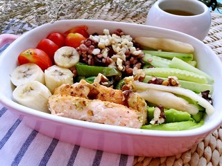 18、吃出好身材，三文鱼沙拉晚餐,瘦身千万莫要只吃水果蔬菜，那会形成易胖体质，最后可就吃什么都胖了，咱要选用有利于去脂瘦身的食材，并控制总摄入能量。