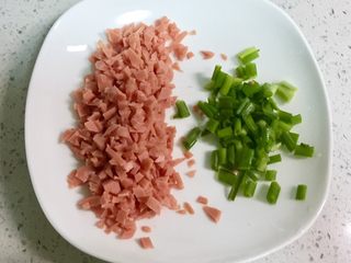 1、香葱火腿厚蛋烧,把火腿肠切碎,小葱洗净切碎。