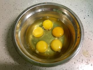 2、香葱火腿厚蛋烧,把鸡蛋打入盆中,打散。