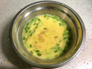 3、香葱火腿厚蛋烧,鸡蛋液中加入火腿碎和小葱碎,放少许盐,拌匀。