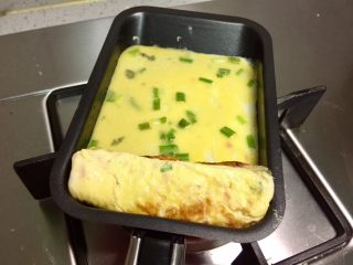 6、香葱火腿厚蛋烧,倒入第二层蛋液,煎至半凝固状态。