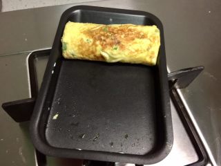 7、香葱火腿厚蛋烧,然后把第一层蛋卷裹着第二层蛋皮,卷起。