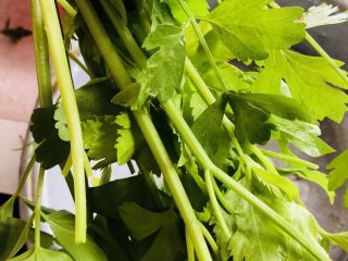 2、芹菜炒猪肝,去掉老叶后清洗干净，洗的时候搓一下，让茎裂开，去掉些许苦味。