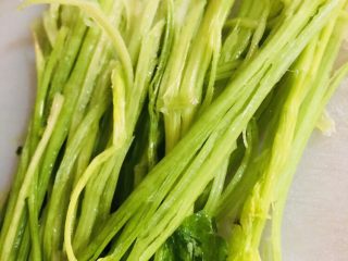 3、芹菜炒猪肝,用刀背拍碎芹菜茎