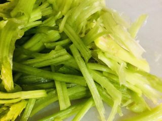 4、芹菜炒猪肝,切成小段备用