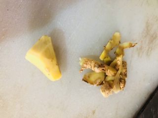 5、芹菜炒猪肝,生姜去皮