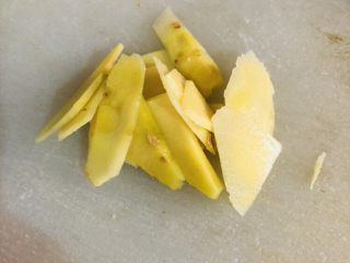 6、芹菜炒猪肝,切成薄片