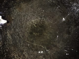 7、芹菜炒猪肝,锅内放少许油，这个油不需要烧热。