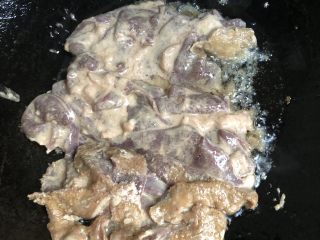 8、芹菜炒猪肝,滑入腌制好的猪肝，翻炒至松散