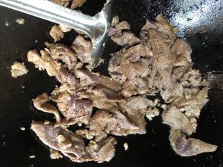 9、芹菜炒猪肝,大约六分熟后，盛起备用。