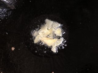 11、芹菜炒猪肝,加入姜片煎香