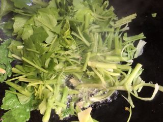 12、芹菜炒猪肝,放入芹菜段翻炒片刻