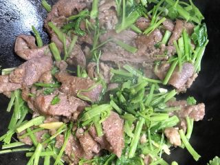 14、芹菜炒猪肝,放入猪肝翻炒均匀