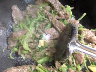 17、芹菜炒猪肝,加入适量盐，如果前面腌制得比较咸，可以跳过此步骤。