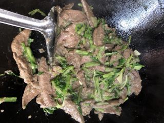 18、芹菜炒猪肝,再次翻炒均匀即可装盘。