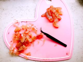 2、蒸虾糕 宝宝辅食,基围虾去头去尾，剥壳剔虾线，留虾肉清洗干净