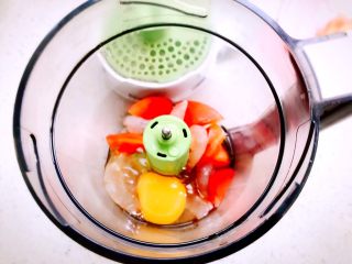7、蒸虾糕 宝宝辅食,将虾肉，西红柿，一个鸡蛋一起放入辅食机中