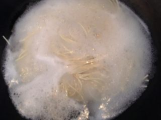 1、鸡蛋炒面,取适量水放入锅中 盖好锅盖，待水开放入碱面