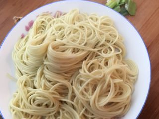 2、鸡蛋炒面,面条不宜煮太软，刚刚熟就可以捞起来装到盘子里啦 ????