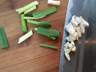 3、鸡蛋炒面,锅里倒油，烧红后小火 ，将鸡蛋敲破打入锅里，锅铲捣碎翻炒，此处忘记拍照啦 ????????????，喜欢蒜米的朋友可以此时加入拍碎的蒜米油煎很香哦 ????????????，最后把面倒进锅里翻炒