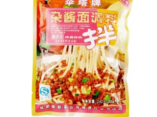 4、鸡蛋炒面,个人比较喜欢这款杂酱面调料，一个人的量放半包调料就行了，一勺六月鲜酱油，一勺蚝油，翻炒均匀就可以出锅啦 ????????????